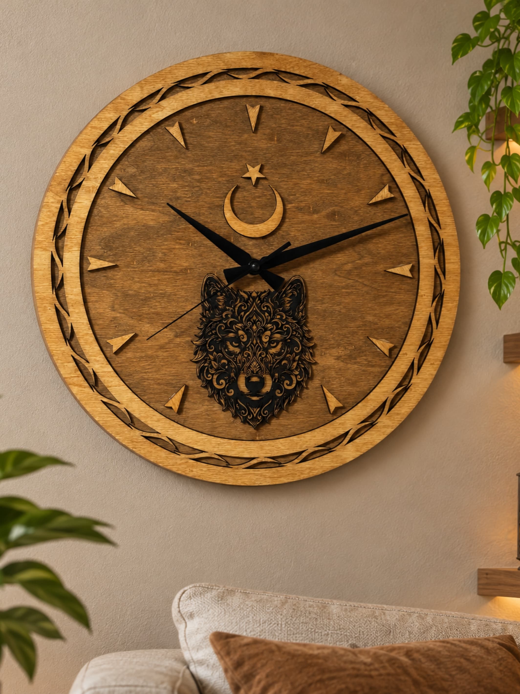 Ahşap Kurt Kabartma Saat